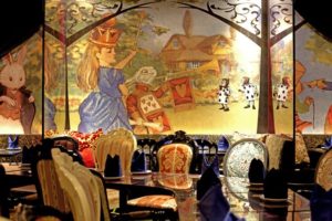 「不思議の国のアリス」をイメージしたコンセプトレストラン