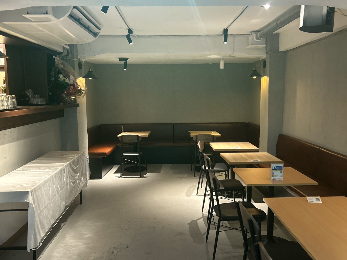 少人数 忘年会 個室・貸切に対応する神田のダイニングバー Café&Bar TerraCotta の店内
